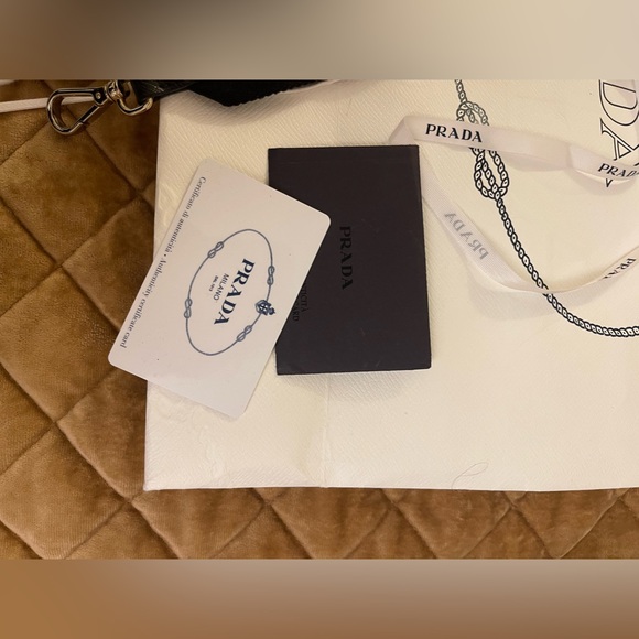 PRADA RE-EDITION 2005 HANDBAG IN BLACK LEATHER SAFFIANO - Picture 7 of 9